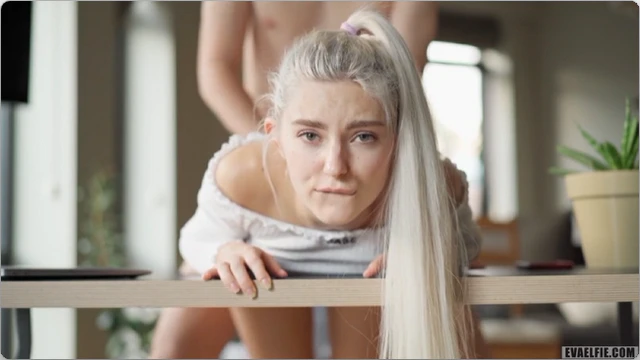 หนังโป๊ฝรั่ง 18+ Eva Elfie สาวรัสเซียขาวเด้งนมใหญ่หุ่นแจ่ม แอบเย็ดกับคู่ขาตอนประชุม Zoom ท่าด๊อกกี้ซอยหีเสียวๆ หลังกล้องจนน้ำแตกราดร่อง